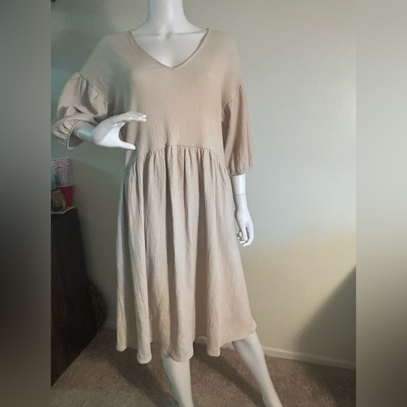 ZARA Beige Loose-Fitting Textured Shift V-Neck Dress - Picture 5 of 9